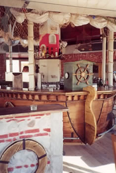 LOKALGESTALTUNG INNENAUSBAU | Ziegel- und Steindekor, Altholz, Dekoration