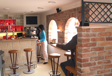 RAUMGESTALTUNG | Ziegel- und Steindekor, Altholz, Dekoration