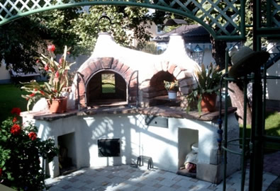 GARTENGRILLER | Design mit Steindekor und Beleuchtung