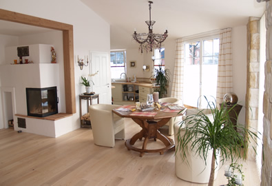 WOHNRAUMGESTALTUNG | Design mit Steindekor und Beleuchtung