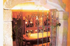 WEINREGAL | gemauert, mit Licht und Glaseins�tzen