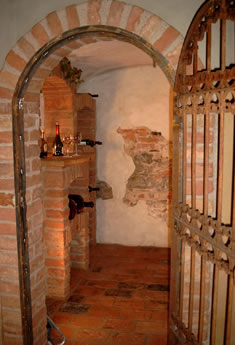 ANTIK WEINKELLER | Ziegel- und Steindekor, Eisentor, Dekoration