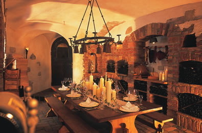 WEINKELLER | Ziegel- und Steindekor, Altholz, Dekoration