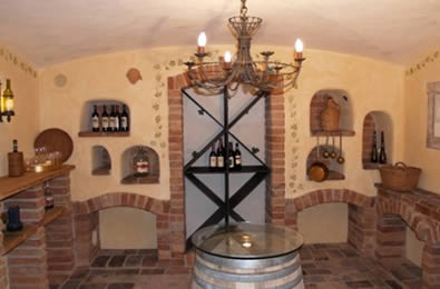 WEINKELLER | Ziegel- und Steindekor, Altholz, Dekoration