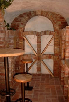 ANTIK WEINKELLER | Ziegel- und Steindekor, Eisentor, Dekoration